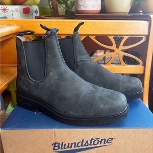 Blundstone size 7 Men's chisel toe rustic black